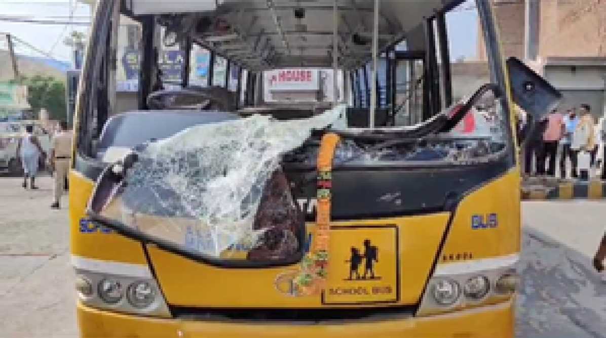 फतेहाबाद में कांवड़ियों ने टक्कर लगने के बाद स्कूल बस पर किया पथराव